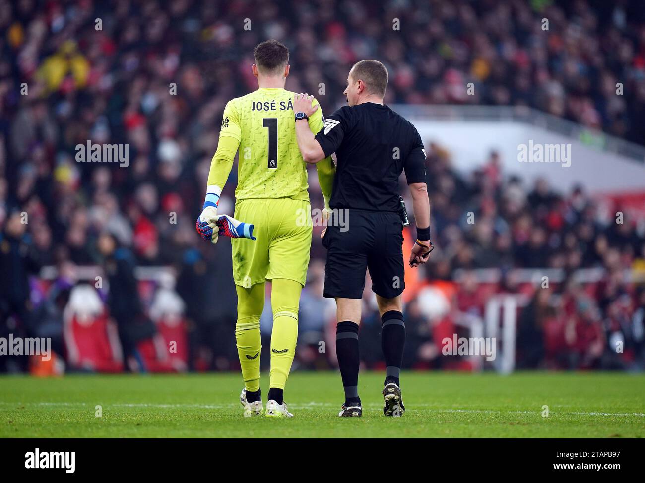 Jose sa, gardien des Wolverhampton Wanderers, est blessé lors du match de Premier League à l'Emirates Stadium de Londres. Date de la photo : Samedi 2 décembre 2023. Banque D'Images