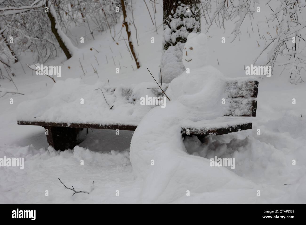 Munich,.Germany,02.12.2023, de fortes chutes de neige ont couvert la ville de Munich pendant la nuit.homme de neige assis sur un banc. Hasenkopf/Alamy Live News Banque D'Images