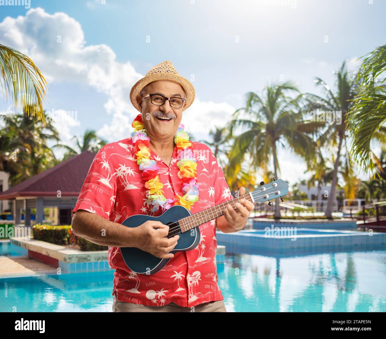 Touriste masculin mature jouant ukulele près de la piscine Banque D'Images