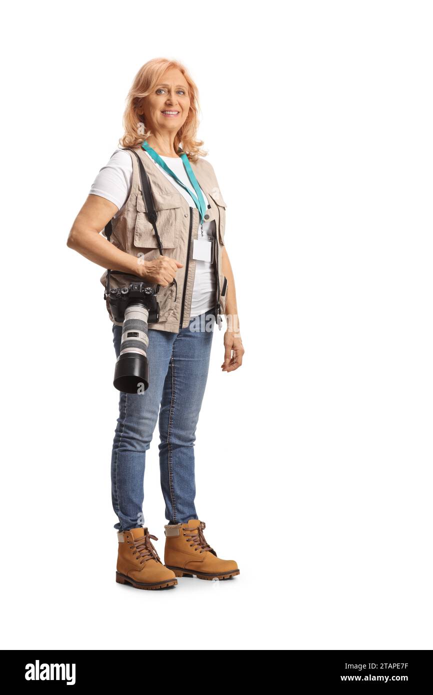 Femme journaliste photo portant un appareil photo sur la bandoulière isolé sur fond blanc Banque D'Images