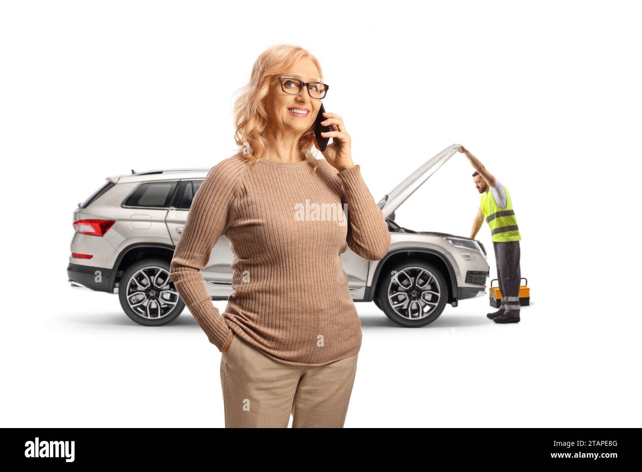 Femme avec un problème de voiture appelant un mécanicien isolé sur fond blanc Banque D'Images