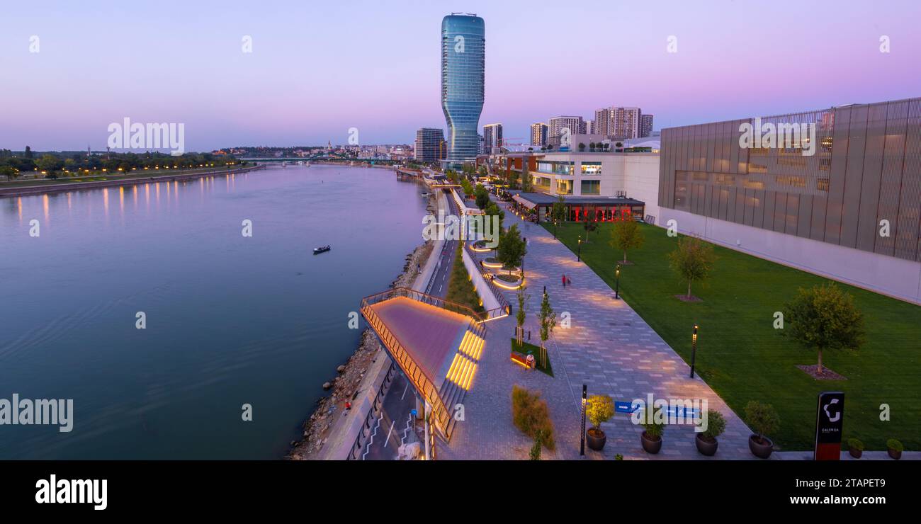 Belgrade, Serbie - 5 octobre 2023 : coucher de soleil à Belgrade Waterfront - un nouveau quartier de luxe sur les rives de la rivière Sava Banque D'Images