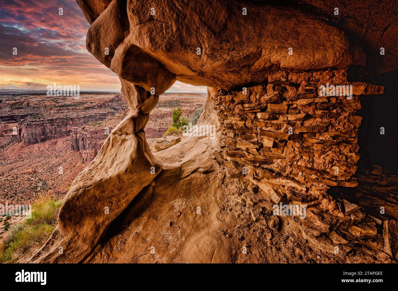 Atzec Butte à Canyonlands est un voyage captivant dans la culture Anasazi antique, encadrée par le majestueux paysage désertique de l'Utah. Banque D'Images