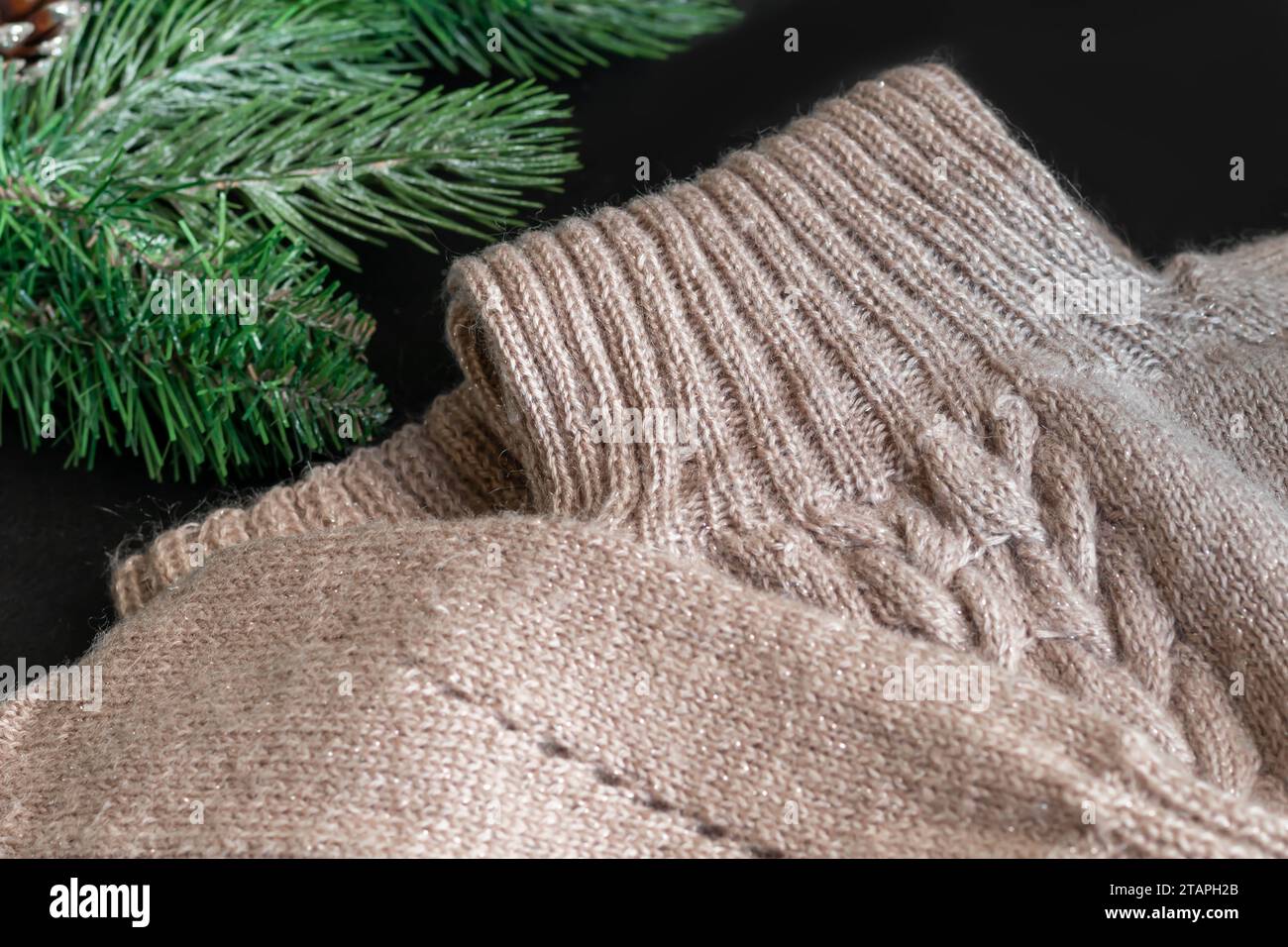 Produits tricotés faits à la main. Tissu tricoté en fils colorés. Arrière-plan lumineux. Banque D'Images