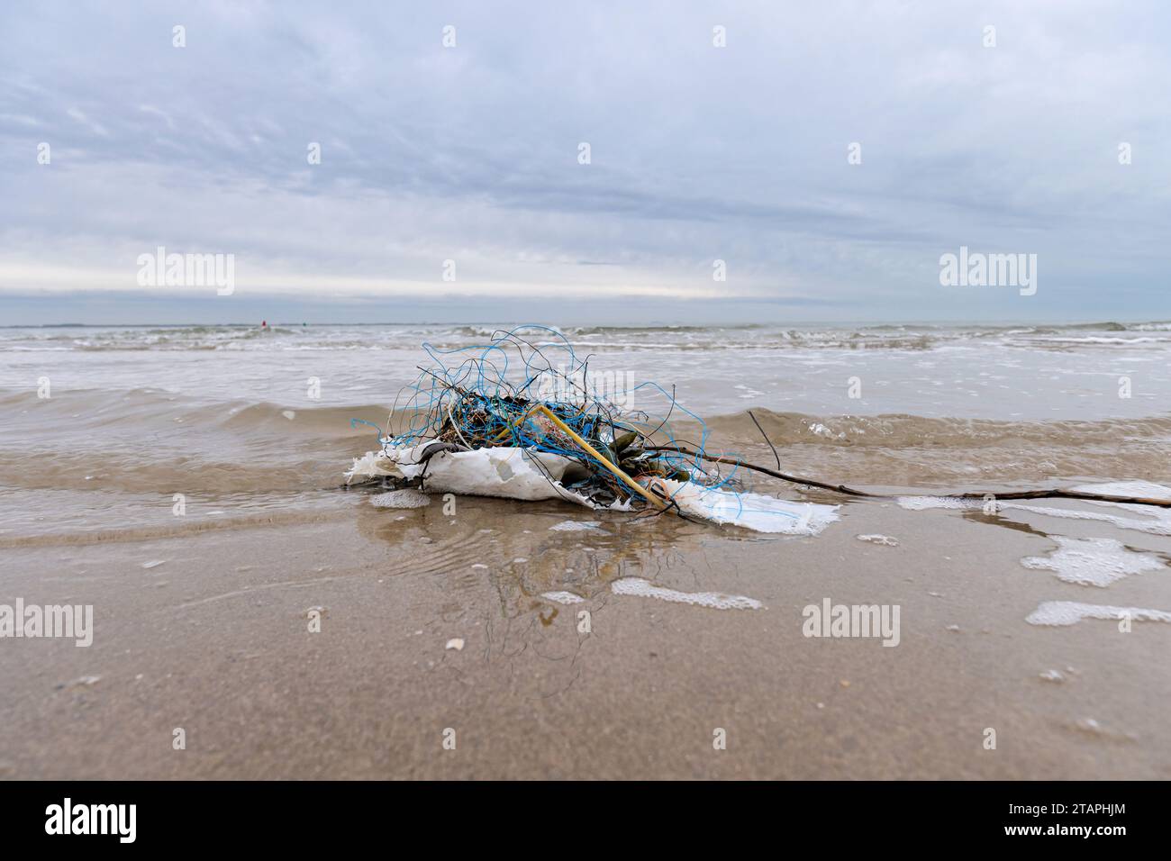 déchets plastiques sur la plage de sable Banque D'Images