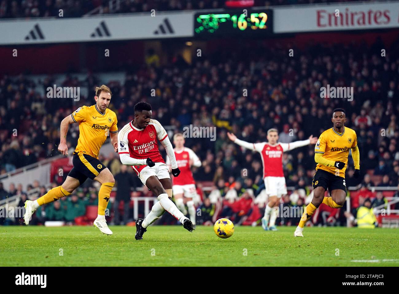 Eddie Nketiah d'Arsenal tire lors du match de Premier League à l'Emirates Stadium, à Londres. Date de la photo : Samedi 2 décembre 2023. Banque D'Images