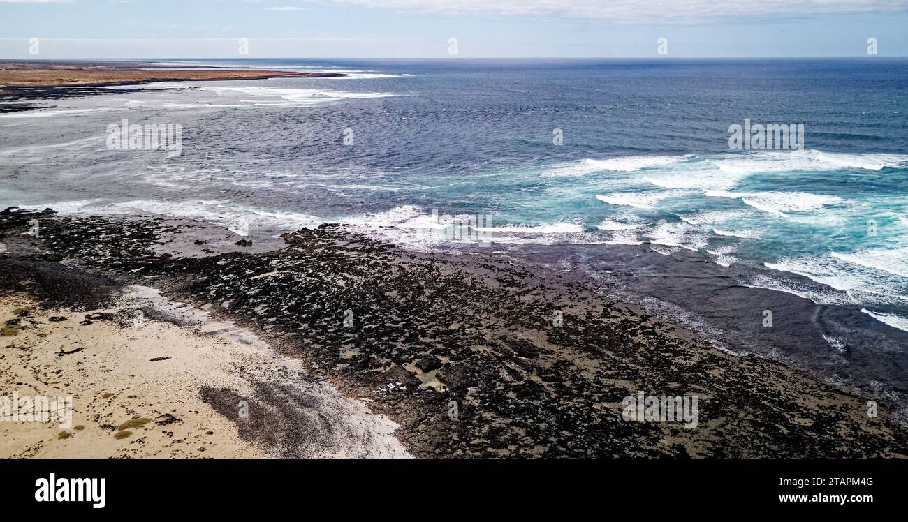 Vue aérienne de Playa del Mejillon ou Playa del Bajo de la Burra, appelée Popcorn Beach - Espagne, îles Canaries, Fuerteventura. 24.09.2023 Banque D'Images