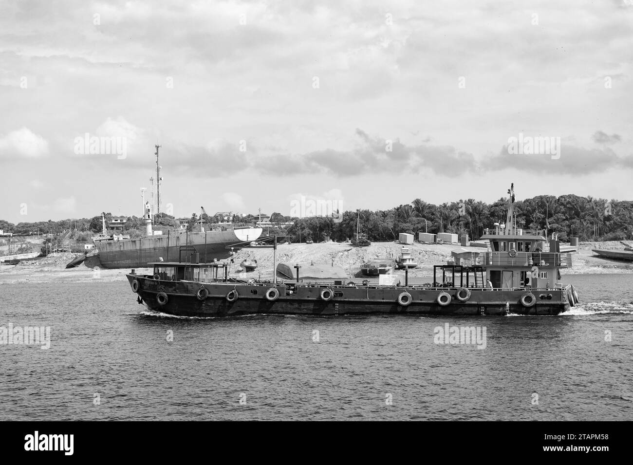 Manaus, Brésil - 04 décembre 2015: Barge de cargaison à quai de port maritime Banque D'Images