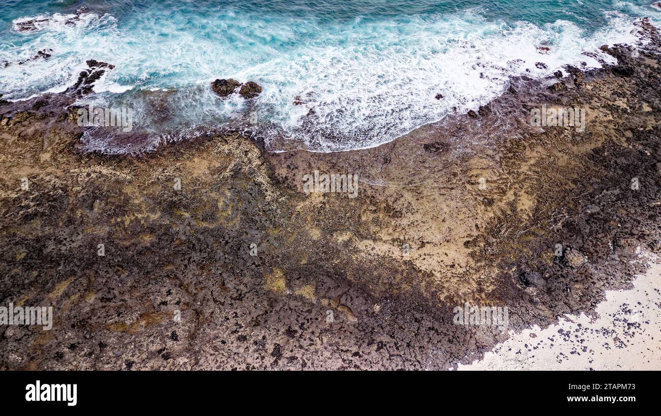 Vue aérienne de Playa del Mejillon ou Playa del Bajo de la Burra, appelée Popcorn Beach - Espagne, îles Canaries, Fuerteventura. 24.09.2023 Banque D'Images