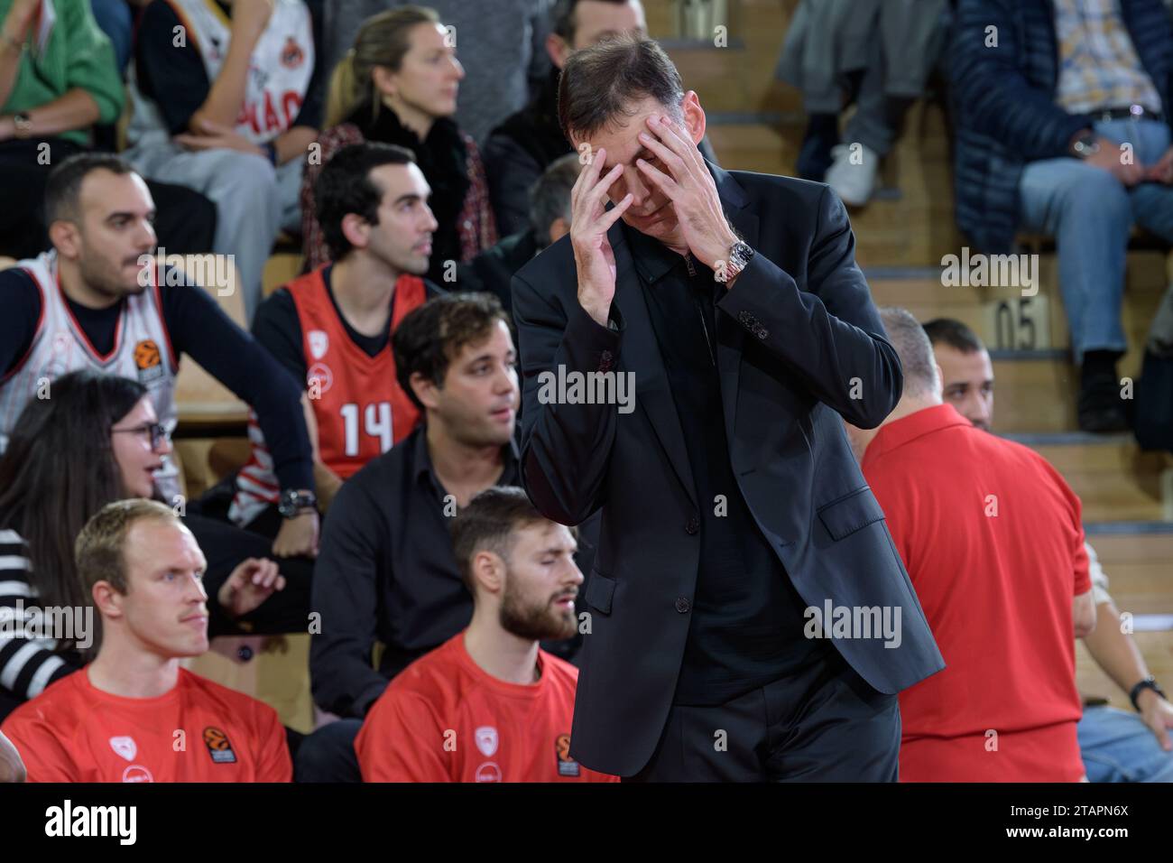 Le coach de l’Olympiacos Pirée, Geórgios Bartzókas, réagit lors du match de Turkish Airlines Euroleague Round 11 entre L’AS Monaco et l’Olympiacos Pirée à la salle Gaston médecin à Monaco. Score final : AS Monaco 85 : Olympiakos 77. Banque D'Images