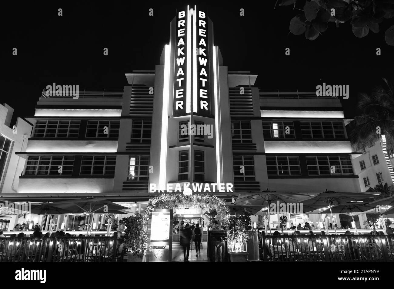 Miami, Floride États-Unis - 16 avril 2021 : Miami South Beach Ocean Drive Architecture illuminée dans la nuit rue de la ville de miami Banque D'Images