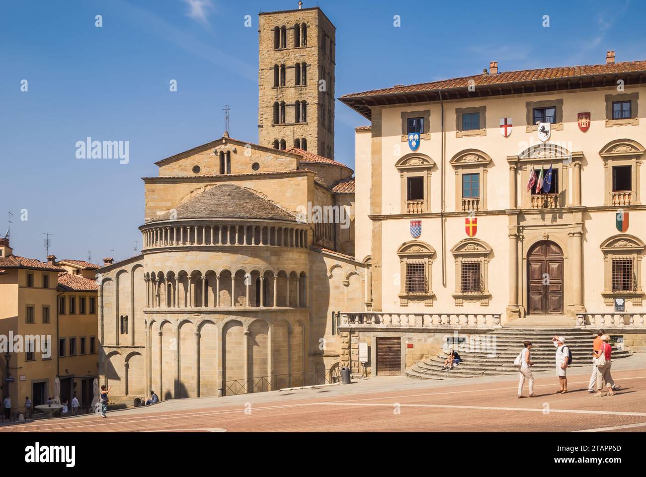 Une vue de l'église Santa Maria della Pieve comme on peut le voir de la place principale (Piazza Grande) d'Arezzo, Toscane, Italie Banque D'Images