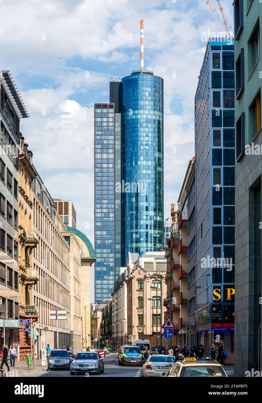 La tour principale est un gratte-ciel de 56 étages, 200 m (656 pi) situé dans le quartier d'Innenstadt à Francfort-sur-le-main, en Allemagne, nommé d'après la rivière main voisine. Banque D'Images