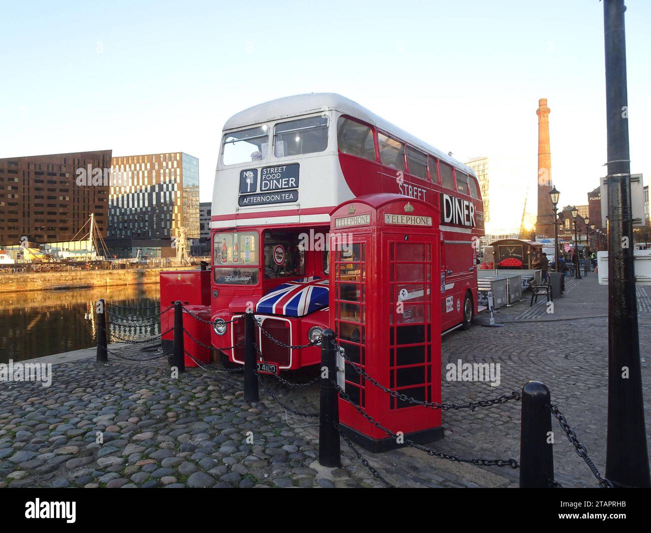 02.12.2023, Liverpool, ENG, Unterwegs à Liverpool, Themenbild, Verschieden Themenbilder, Symbolbild, Englang, Stadtportrait, Liverpool, im Bild Albert Dock, Das Royal Albert Dock ist ein Komplex aus Dockgebäuden und Lagerhäusern in Liverpool, England, *** 02 12 2023, Liverpool, ENG, Out and About in Liverpool, Theme Picture, Various theme Pictures, Symbol Picture, England, portrait de la ville, Liverpool, dans l'image Albert Dock, le Royal Albert Dock est un complexe de docks et d'entrepôts à Liverpool, en Angleterre, crédit : Imago/Alamy Live News Banque D'Images