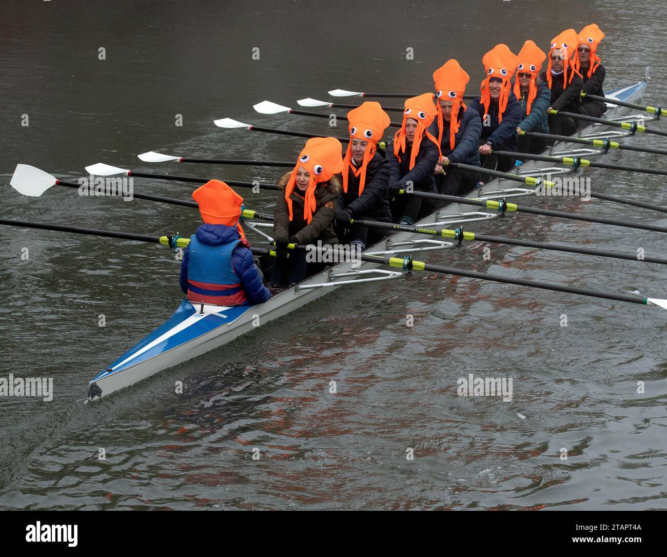 Cambridge, Royaume-Uni. 02 décembre 2023. Rameurs en robe de fantaisie prennent part à la ville de Cambridge Rowing Club Christmas Head le long de la rivière Cam dans la ville. La course au cœur léger avec de nombreux équipages vêtus de vêtements de fantaisie festifs course un parcours de 1,800 m de long, de Pike et anguille à l'extérieur du hangar à bateaux Jesus. Crédit : Chris Radburn/Alamy Live News Banque D'Images