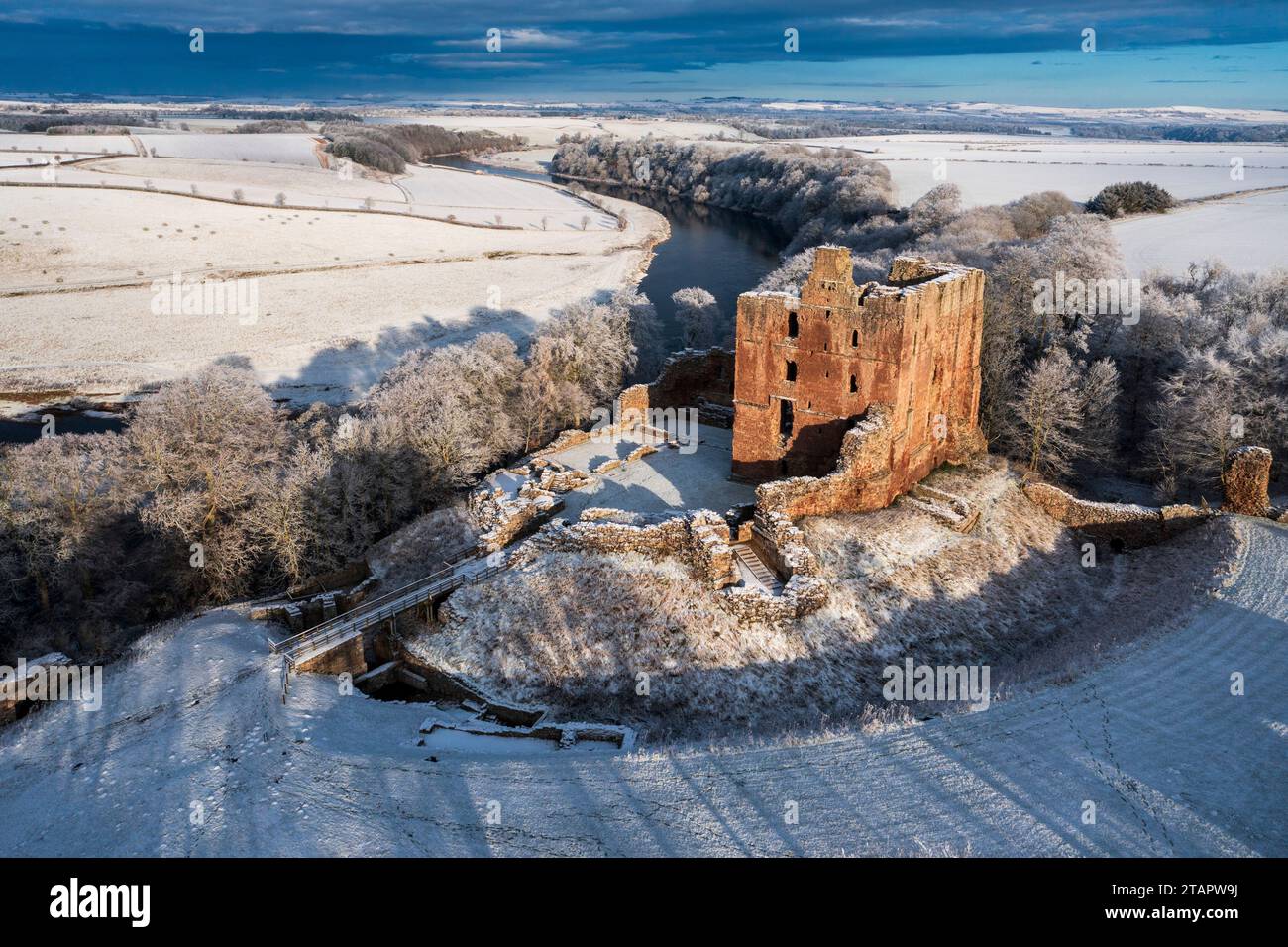 Un paysage enneigé avec le château de Norham sous le soleil d'hiver, Banque D'Images