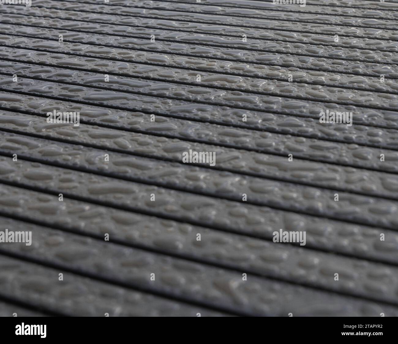 gouttes d'eau sur des lattes en bois avec des lignes diagonales Banque D'Images
