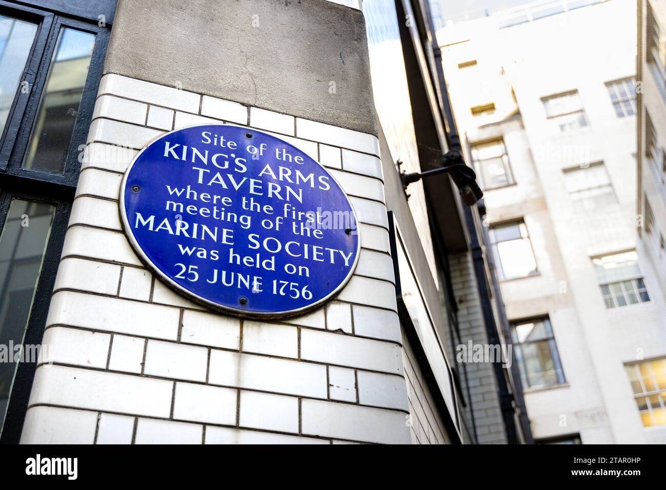 Plaque bleue pour l'emplacement de la King's Arms Tavern à change Alley, Square Mile, Londres, Angleterre Banque D'Images