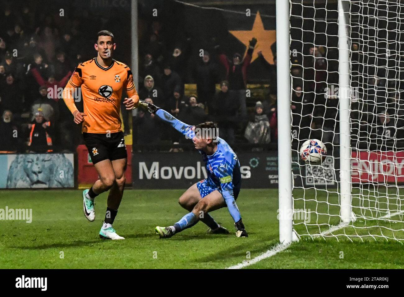 Gassan Ahadme (23 Cambridge United) marque le quatrième but des équipes lors du match du 2e tour de FA Cup entre Cambridge United et Fleetwood Town au R Costing Abbey Stadium, Cambridge le samedi 2 décembre 2023. (Photo : Kevin Hodgson | MI News) crédit : MI News & Sport / Alamy Live News Banque D'Images