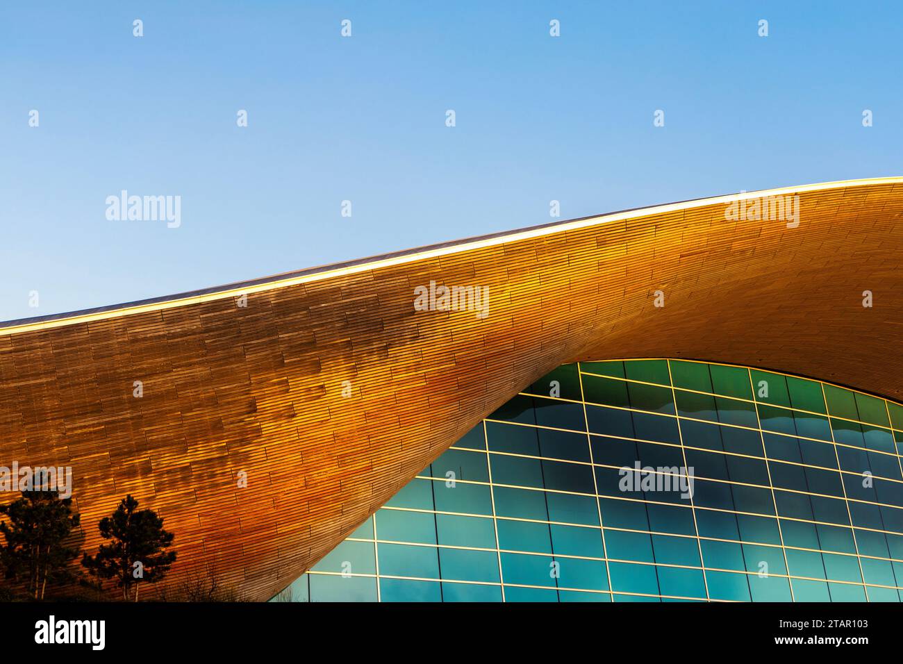 Extérieur du London Aquatics Centre au coucher du soleil, Queen Elizabeth Olympic Park, Londres, Angleterre Banque D'Images