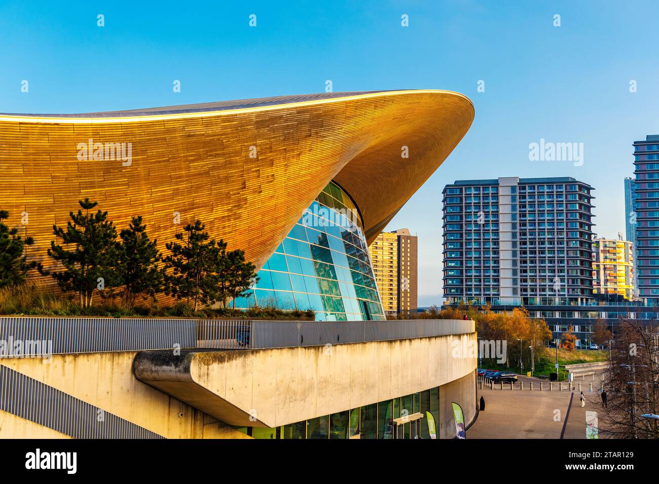 Extérieur du London Aquatics Centre au coucher du soleil, Queen Elizabeth Olympic Park, Londres, Angleterre Banque D'Images