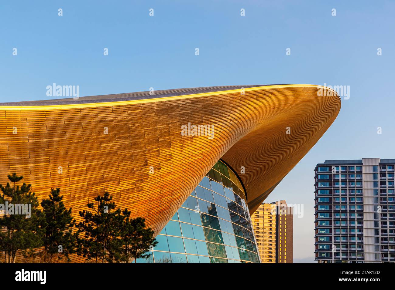 Extérieur du London Aquatics Centre au coucher du soleil, Queen Elizabeth Olympic Park, Londres, Angleterre Banque D'Images