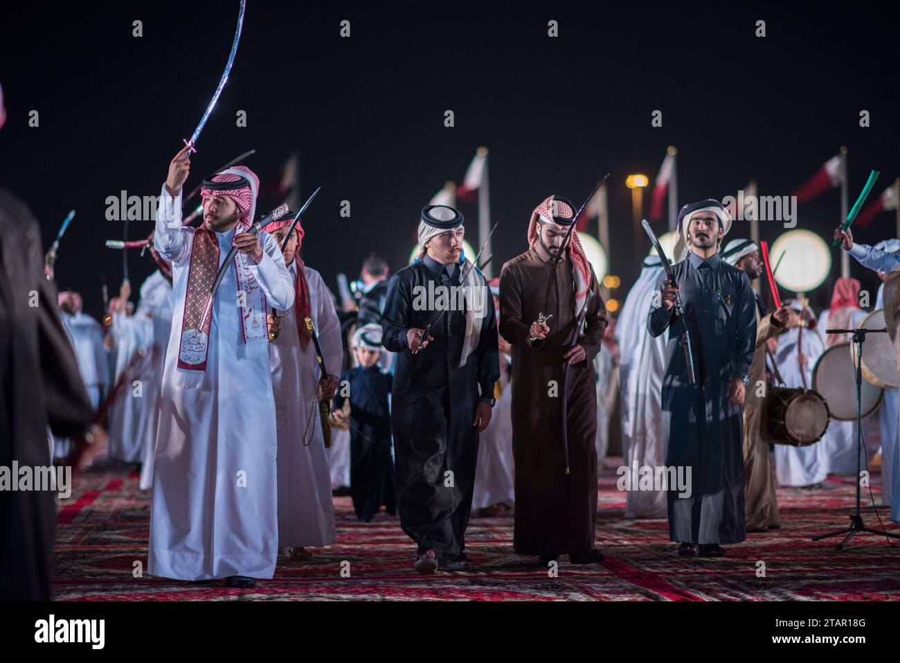 Doha, Qatar, 18,2017 décembre : la danse de l'épée appelée 'ardha' sur le terrain DARB Al Saai, organisée pour célébrer la fête nationale du Qatar. Banque D'Images