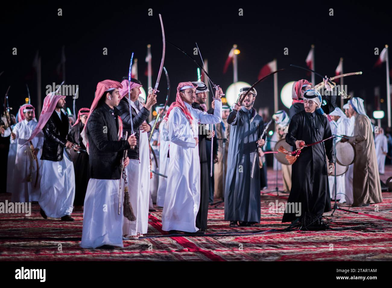 Doha, Qatar, 18,2017 décembre : la danse de l'épée appelée 'ardha' sur le terrain DARB Al Saai, organisée pour célébrer la fête nationale du Qatar. Banque D'Images