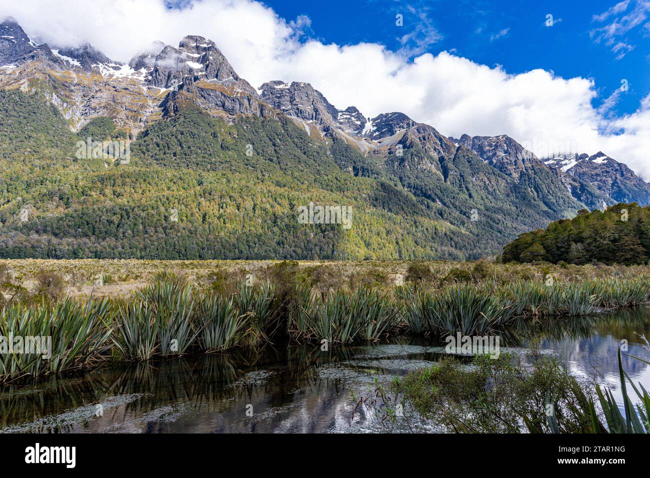 Beau ciel bleu et les Alpes du Sud reflétées dans les lacs Mirror Banque D'Images