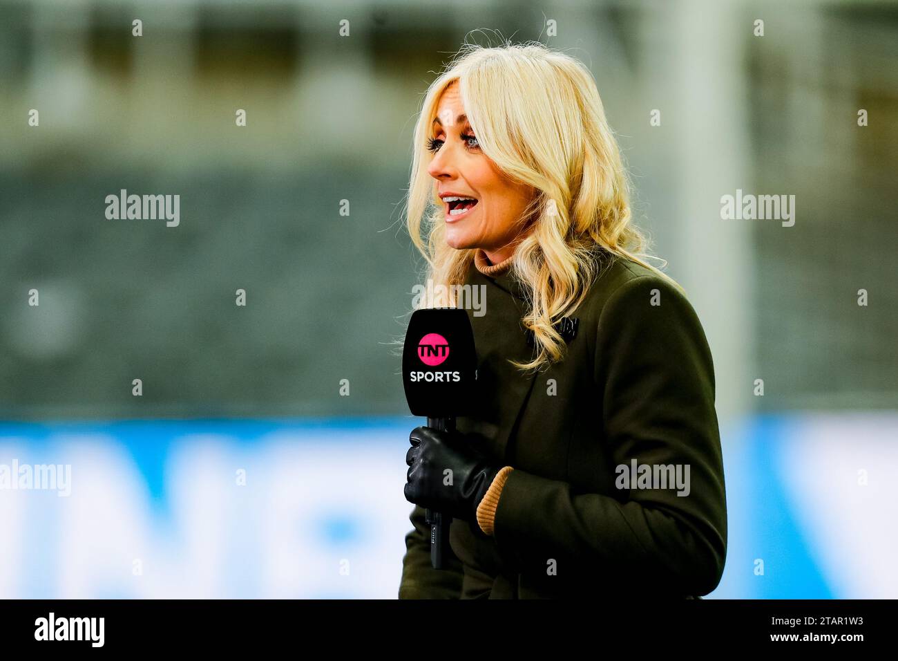 2 décembre 2023 ; St James' Park, Newcastle, Angleterre ; Premier League football, Newcastle United contre Manchester United ; Lynsey Hipgrave, présentatrice de TNT Sports Banque D'Images