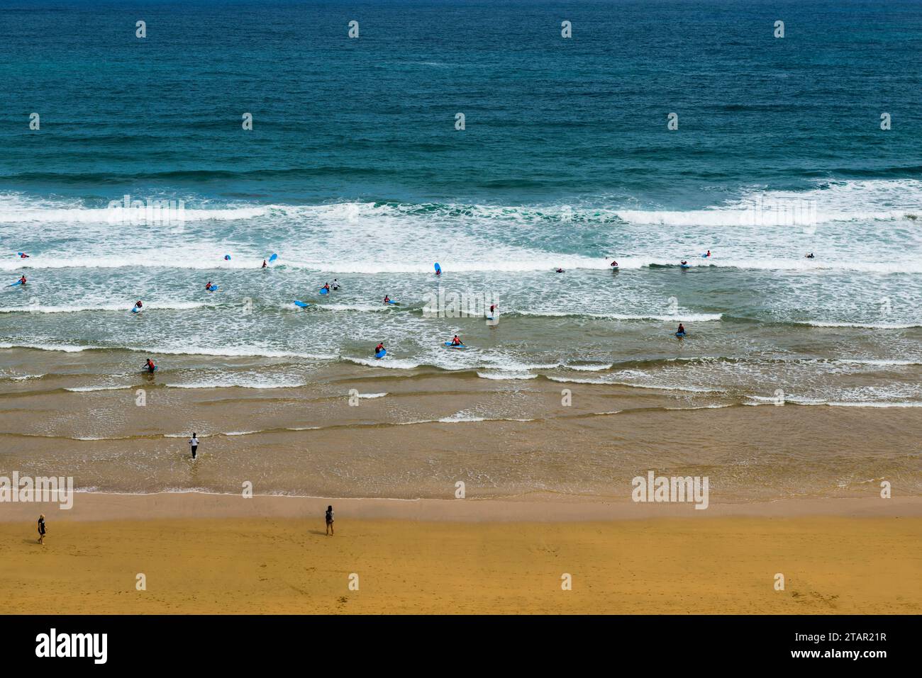 Plage et surfeurs, Playa de Laga, Ibarranguelua, près de Bilbao, province de Bizkaia, pays Basque, Nord de l'Espagne, Espagne Banque D'Images