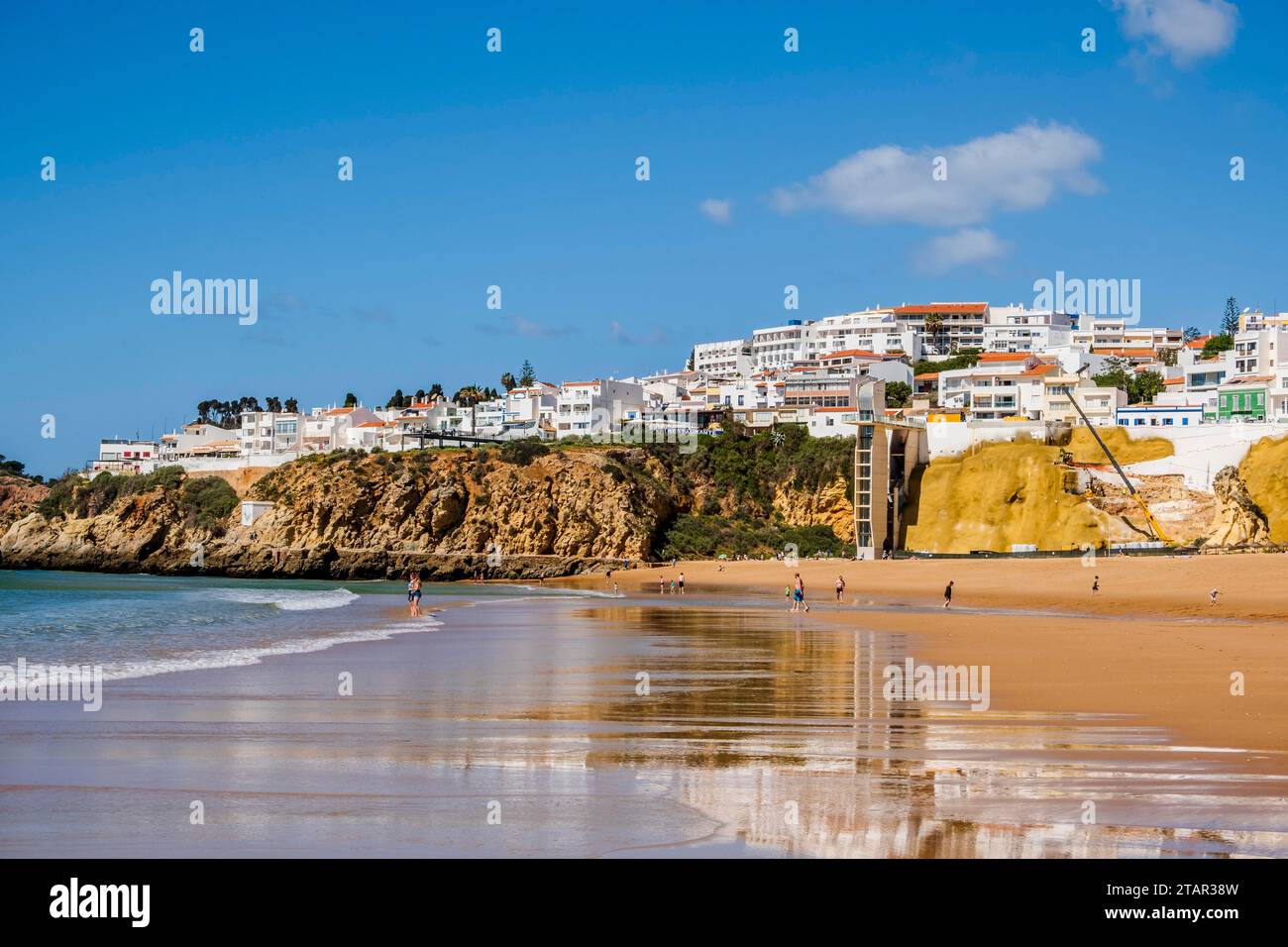 Superbe vue sur Fisherman Beach, Praia dos Pescadores, avec des maisons blanchies à la chaux sur la falaise, se reflétant sur la mer, le ciel bleu, l'heure d'été, Albufeira Banque D'Images