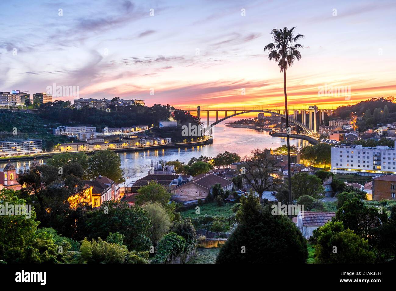 Superbe vue sur Porto ou Porto la deuxième plus grande ville du Portugal, la capitale du district de Porto, et l'une des principales villes de la péninsule ibérique Banque D'Images