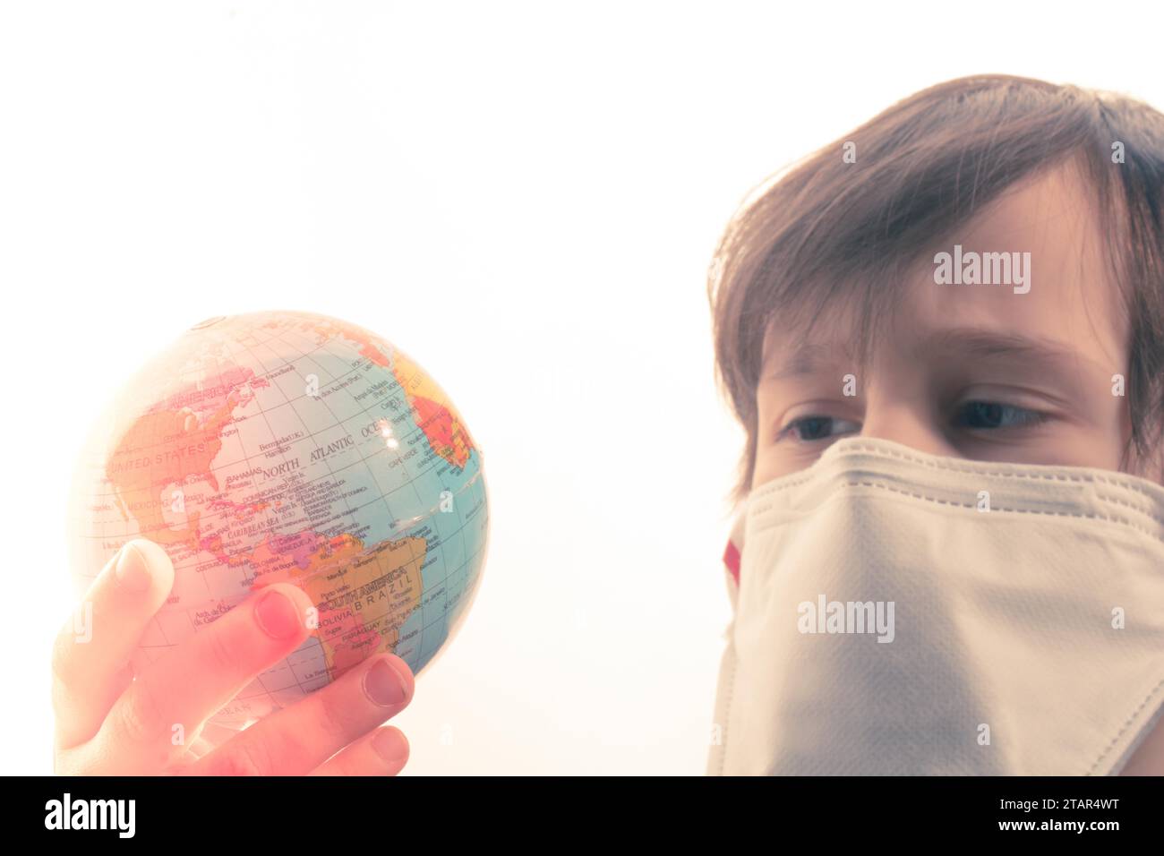 Kid porter des masques de santé pour prévenir les virus et les germes. Protection contre les maladies Banque D'Images