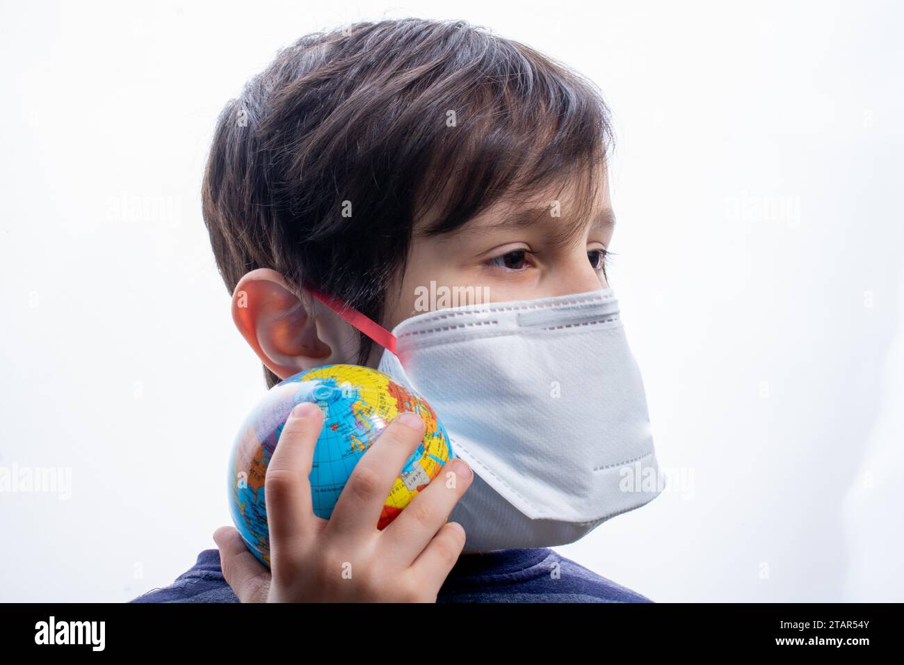 Kid porter des masques de santé pour prévenir les virus et les germes. Protection contre les maladies Banque D'Images