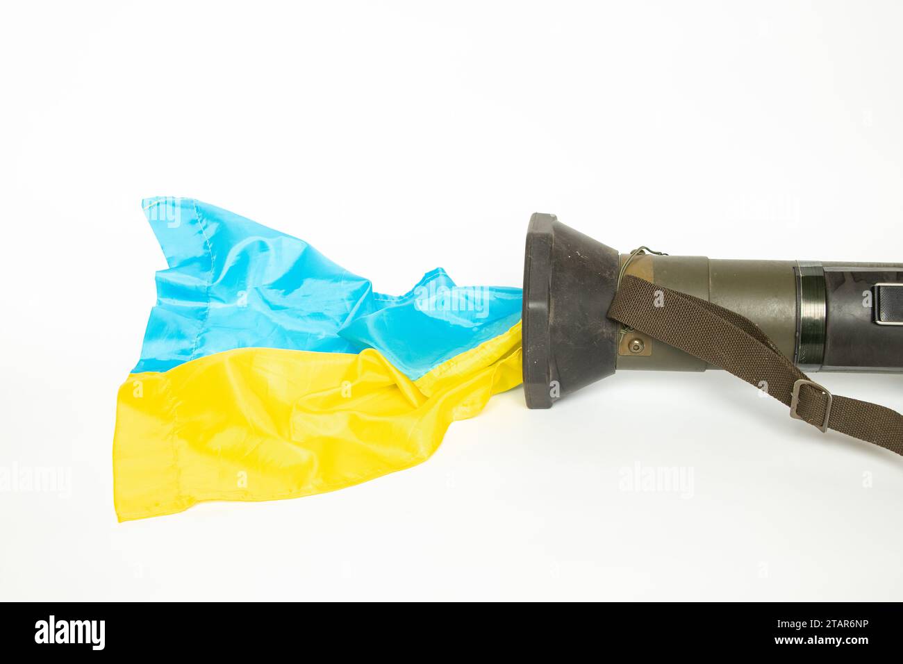 Lance-grenades et drapeau de l'Ukraine, utilisé dans la guerre en Ukraine, sur un fond blanc, arme antichar, lance-grenades de combat, guerre et militaire W Banque D'Images