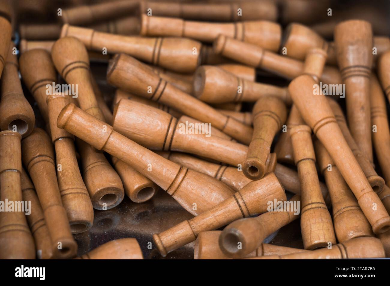 Beaucoup de couleur marron porte-cigarette en bois Banque D'Images