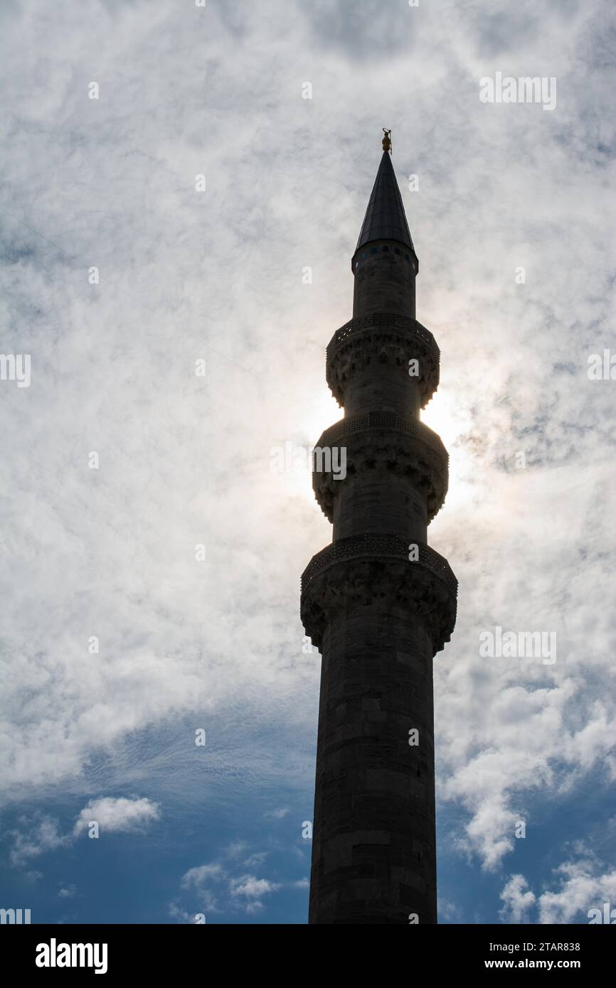 Vue extérieure du minaret d'une mosquée. Concept Voyage en Turquie Banque D'Images