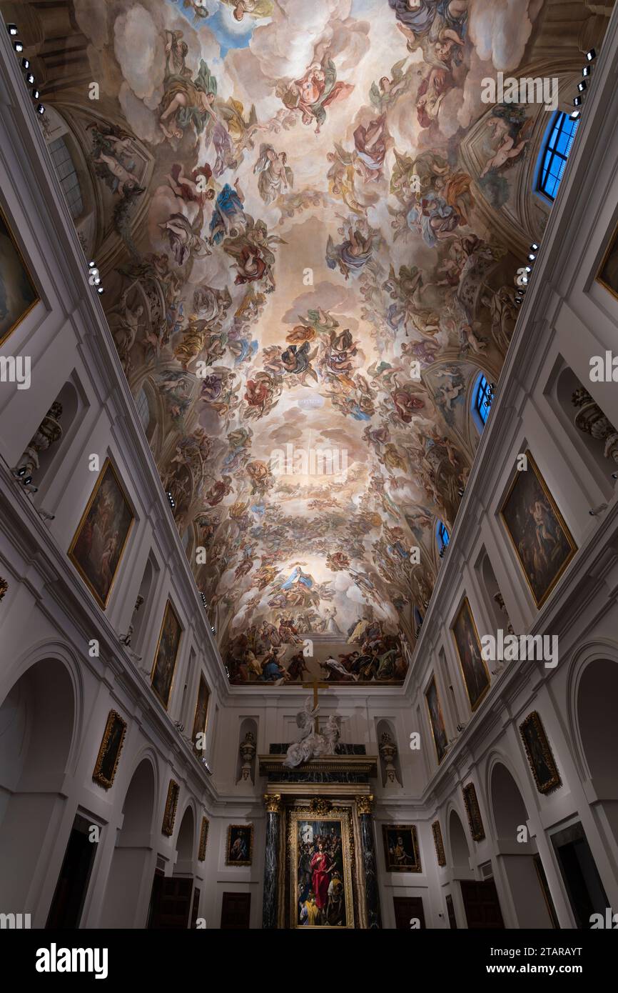 Tolède, Espagne - 18 mars 2023 : sacristie de la cathédrale de Tolède, avec une grande fresque sur son plafond et présidant la salle est la peinture 'T. Banque D'Images