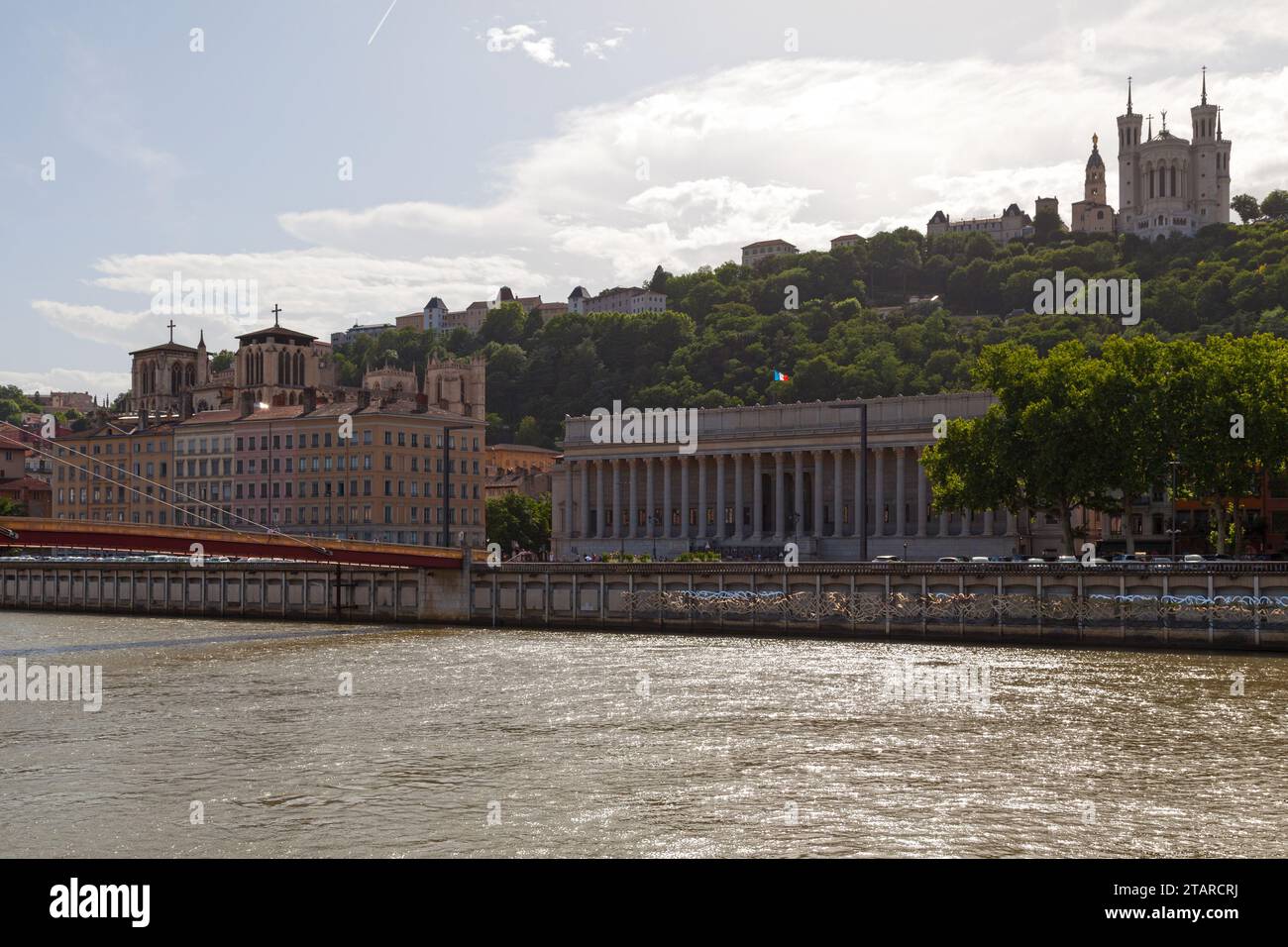 Le palais de justice et la cathédrale Saint-Jean-Baptiste sur les rives de la Saône et la basilique notre-Dame de Fourvière et la chapelle Saint-Thomas sur Banque D'Images