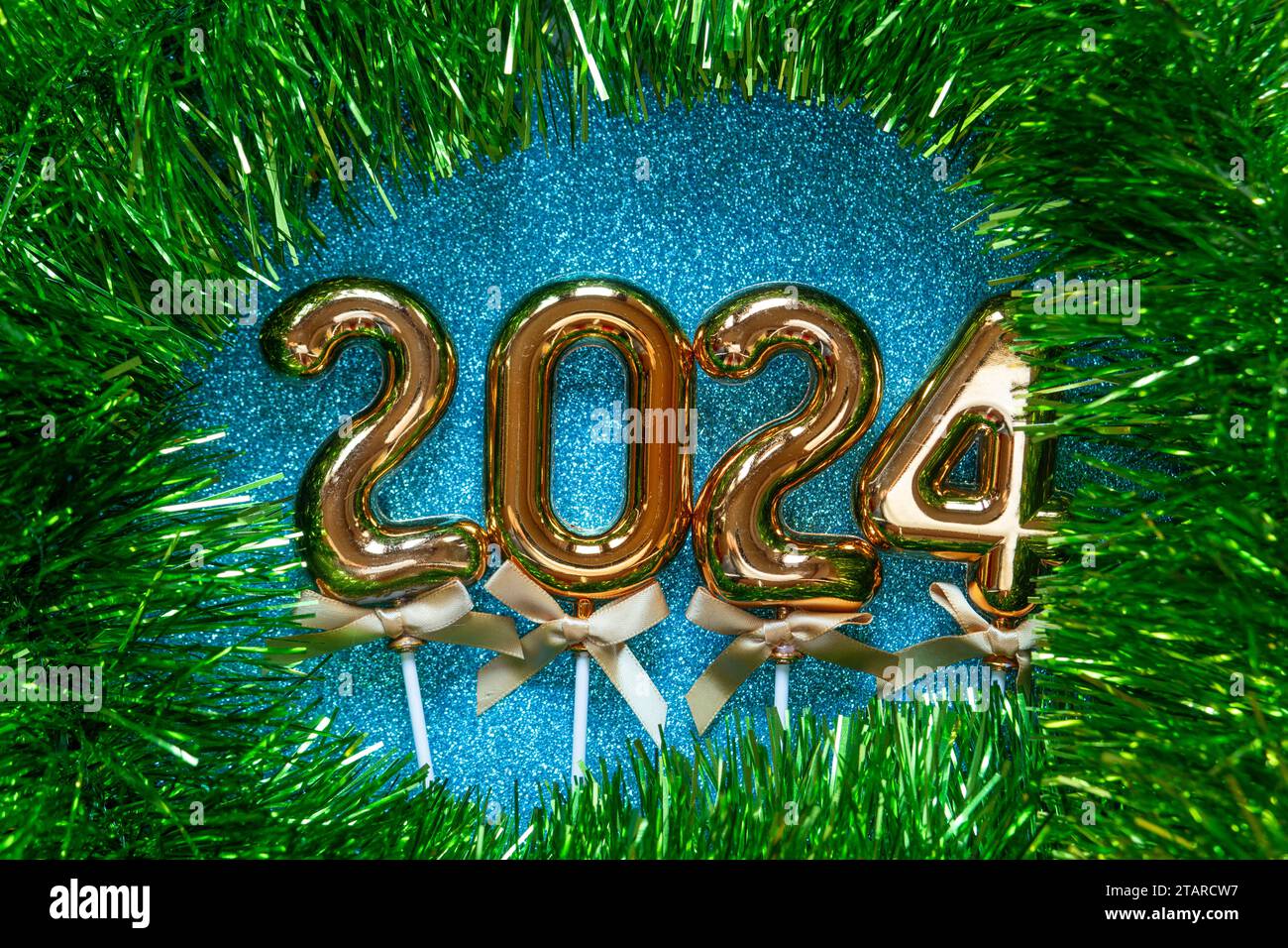Bonne année 2024 - numéros d'or orange sur fond scintillant photo stock Banque D'Images