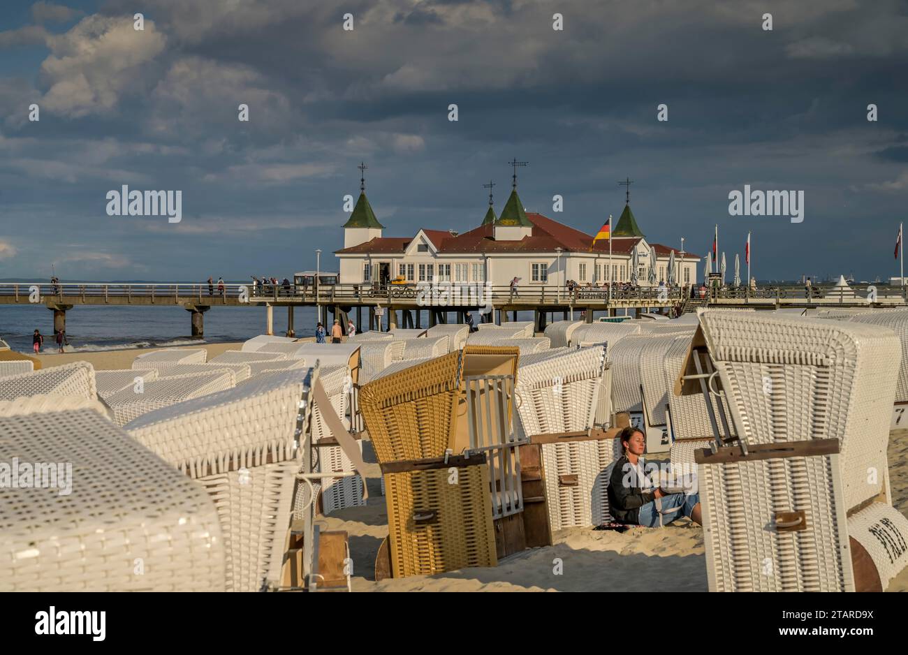 Plage de sable, chaises de plage, jetée, Ahlbeck, Usedom, Mecklembourg-Poméranie occidentale, Allemagne Banque D'Images