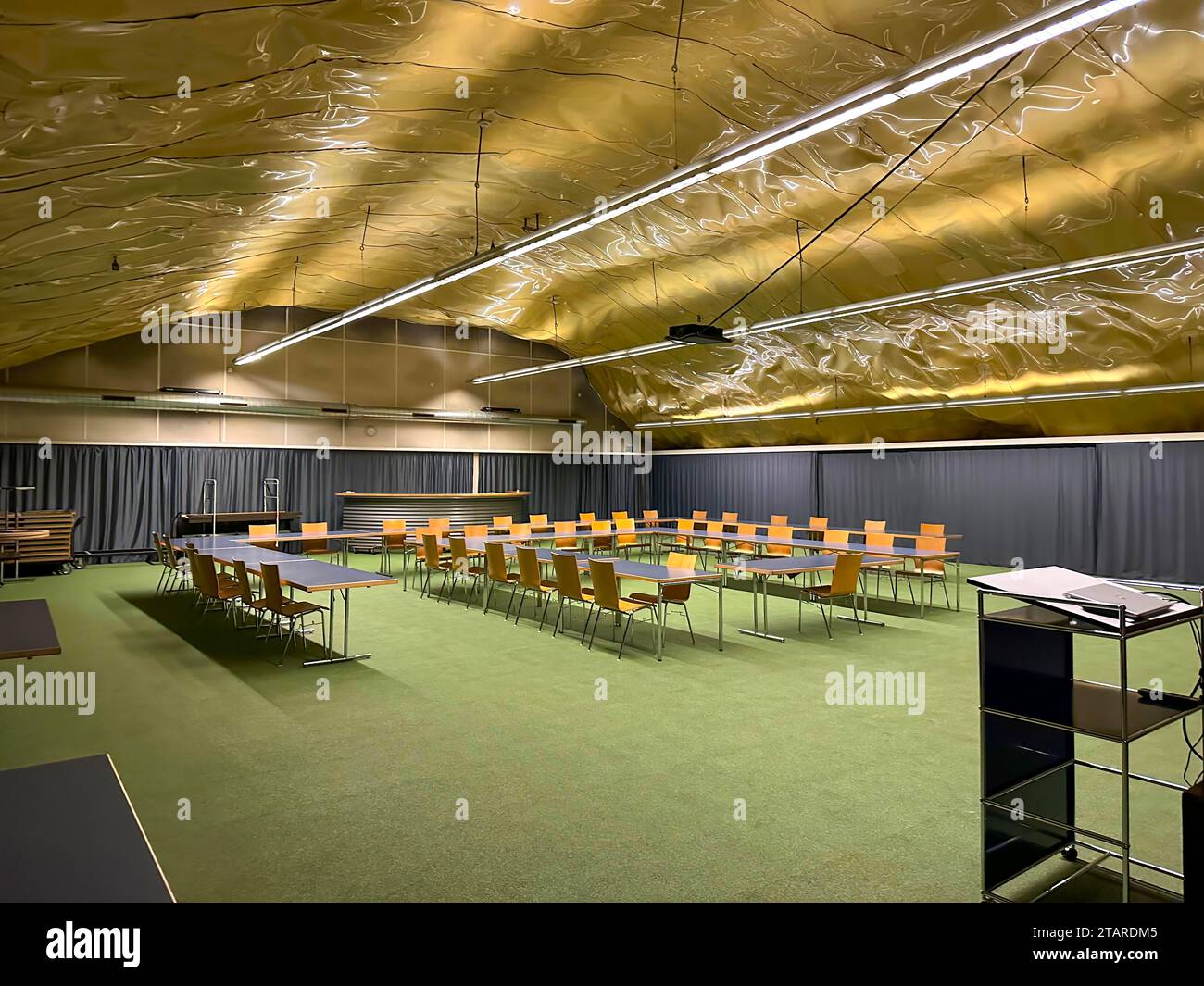 Salle de conférence dans un tunnel souterrain en Suisse Banque D'Images