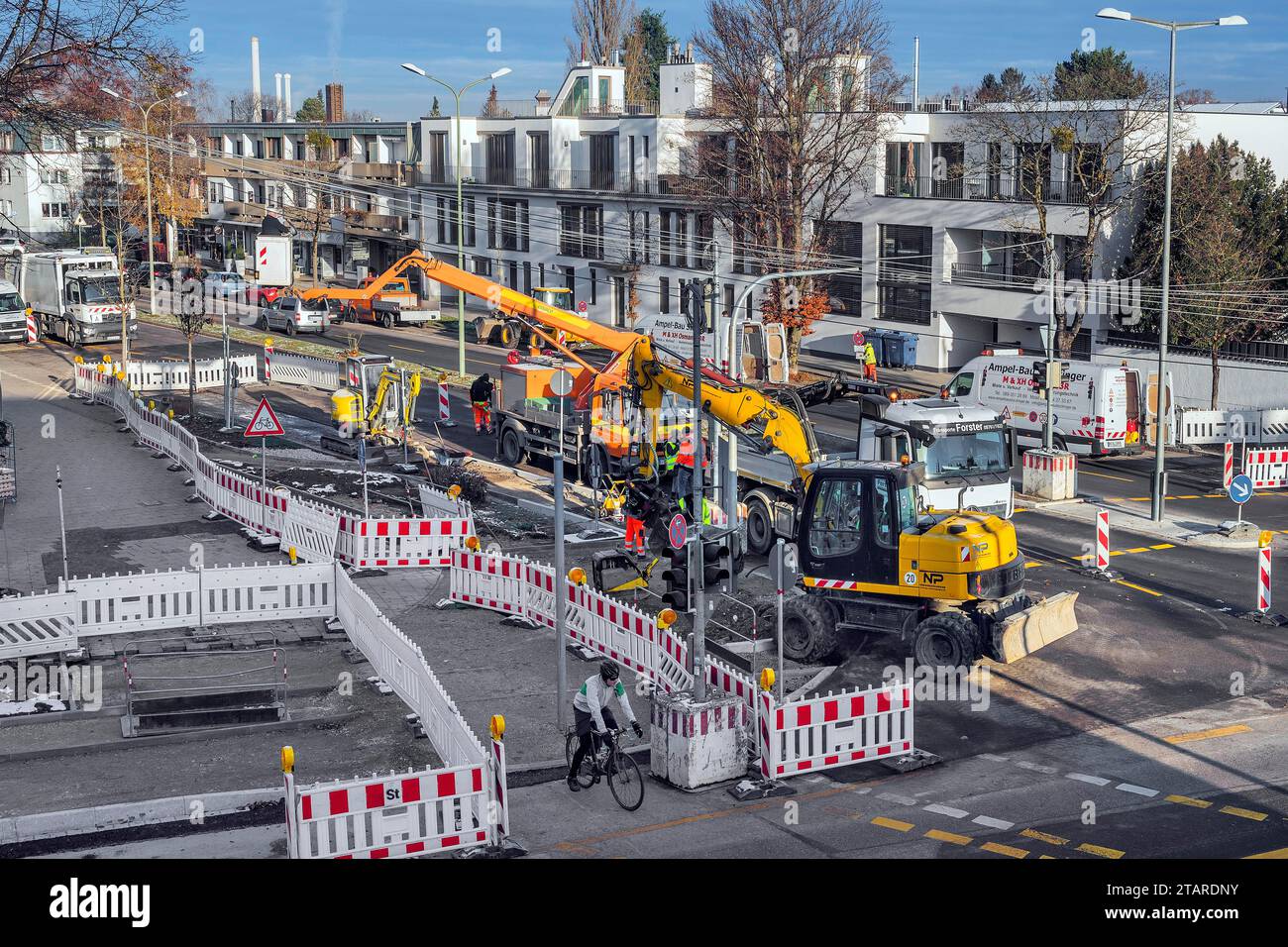 Travaux routiers, nouvelle construction d'un système de feux de circulation, Harlaching, Munich, Haute-Bavière, Bavière, Allemagne Banque D'Images