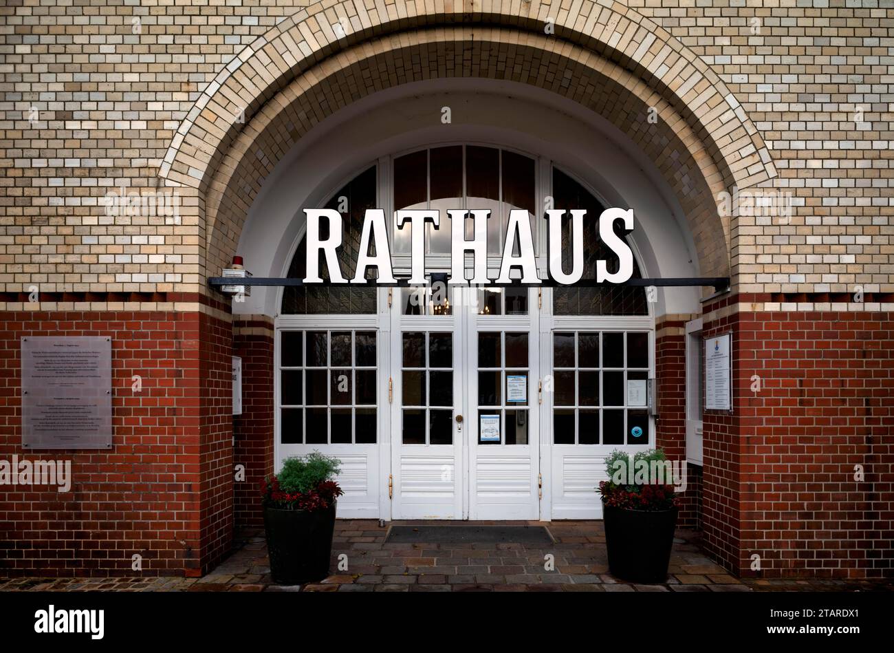Mairie, plaque commémorative pour les victimes du national-socialisme, Westerland, île de Sylt en mer du Nord, Frise du Nord, Schleswig-Holstein, Allemagne Banque D'Images