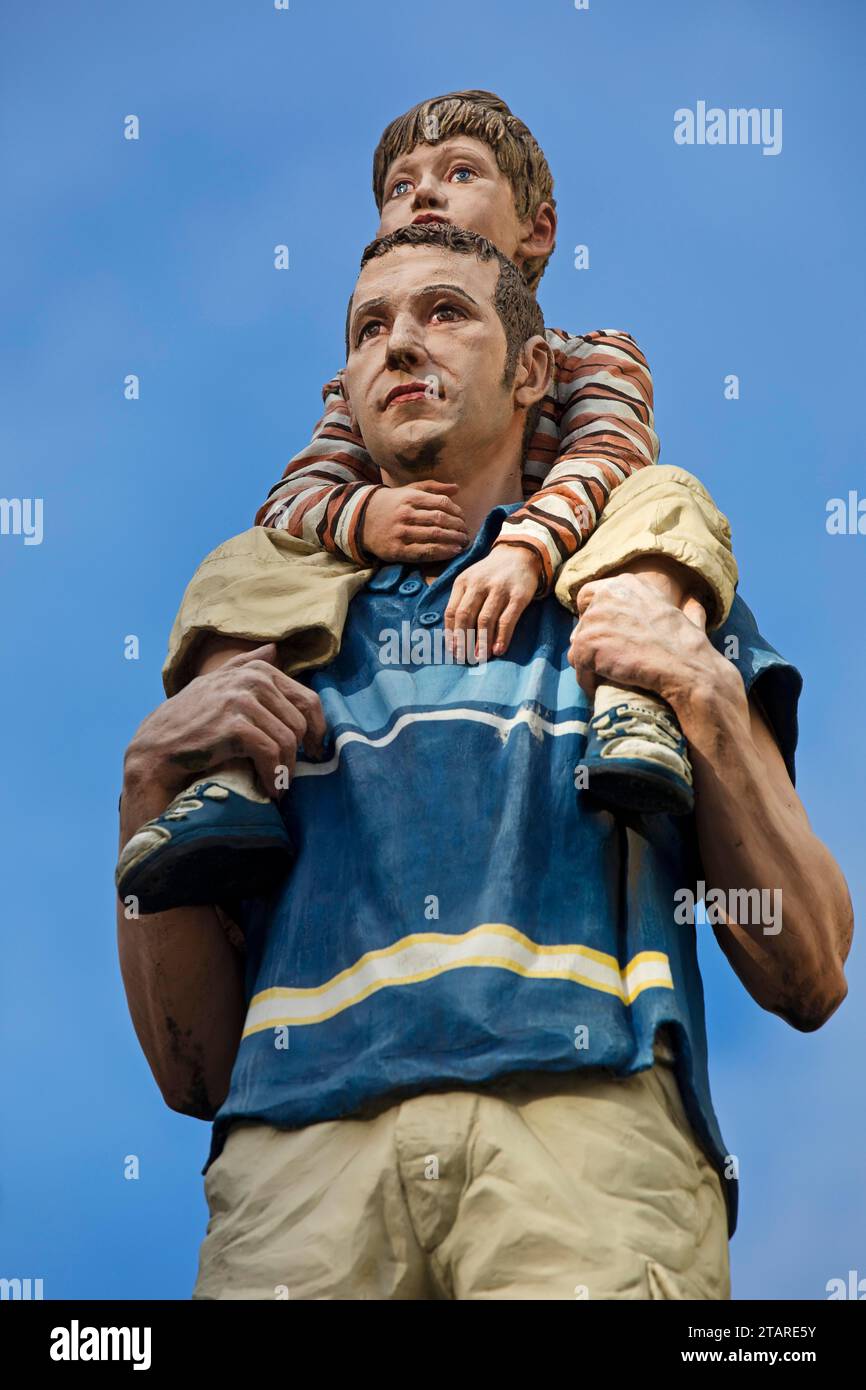 Sculpture réaliste d'un pilier saint père et fils sur un pilier de tonneau d'ascenseur, artiste Christoph Poeggeler, Duesseldorf, Rhénanie du Nord-Westphalie, Allemagne Banque D'Images