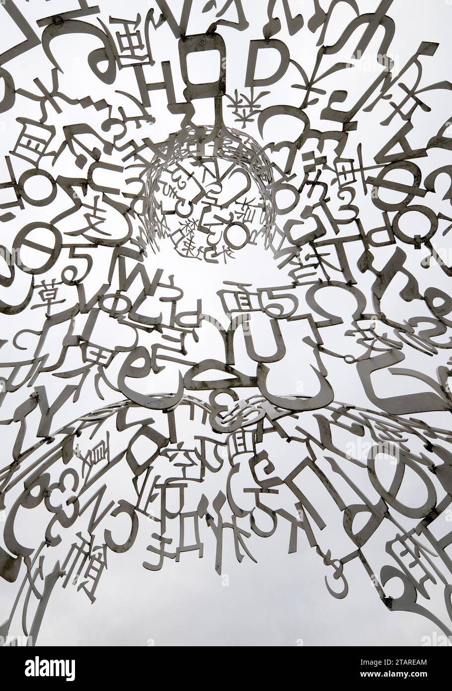 Œuvre d'art Body of Knowledge de Jaume Plensa, sculpture faite de lettres individuelles de huit alphabets différents, détail, Francfort-sur-le-main, Hesse Banque D'Images
