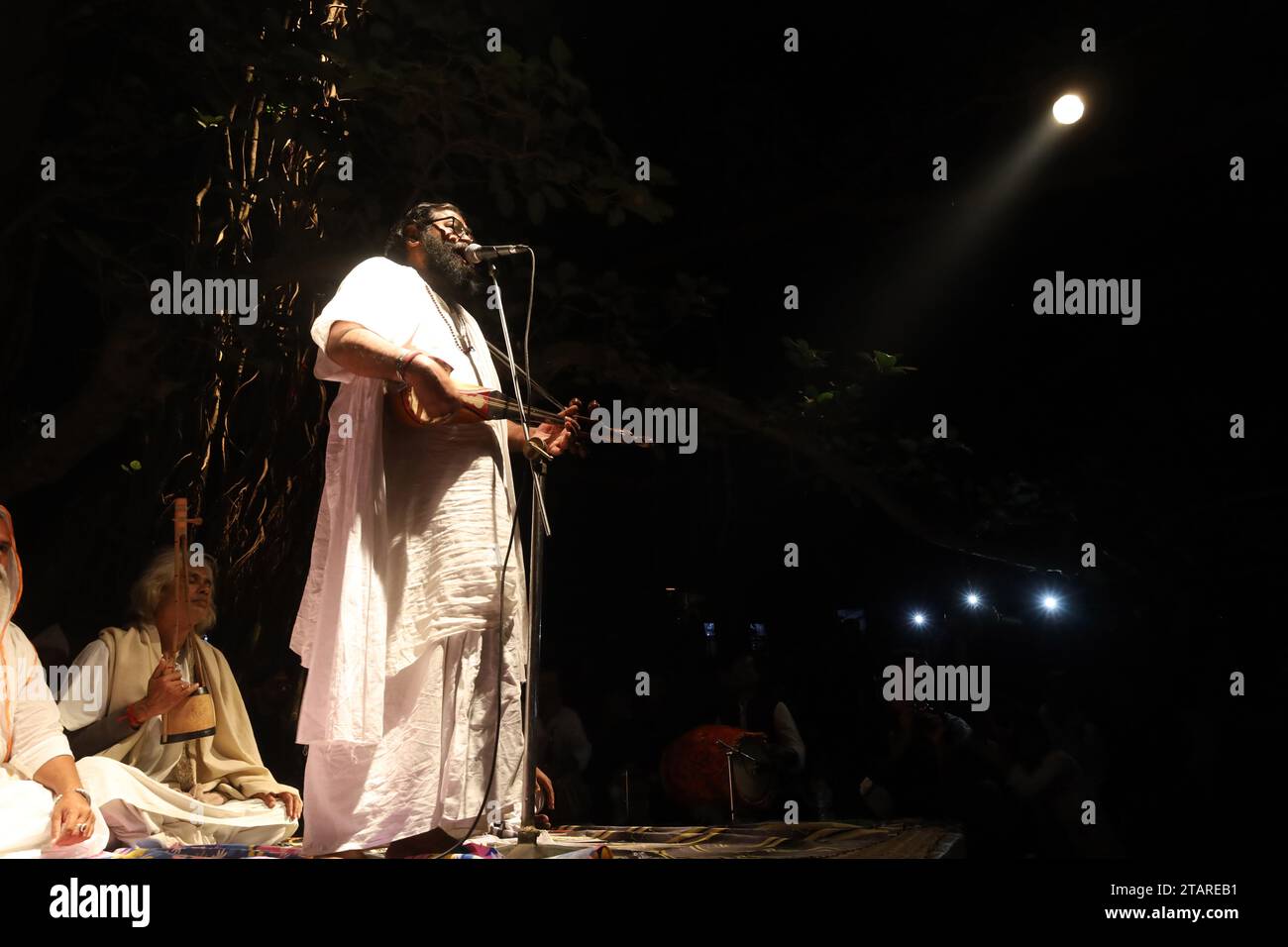 Sirajdikhan, Munshiganj, Bangladesh. 2 décembre 2023. En mémoire de Fakir Lalon Shah, les artistes Baul interprètent Lalangiti (chansons) lors de la réunion annuelle de discussion et de rassemblement des sadhus à Padmahem Dham à Sirajdikhan, Munshiganj. Lalon était un saint humanitaire. Il s'est éloigné de toutes sortes de différences raciales, y compris la religion, la caste et a donné à l'humanité la plus haute place. Il a composé toutes les chansons de son attitude non communautaire. Ce Bengali aux multiples talents est également connu sous les noms de Fakir Lalon, Lalon Sai, Lalon Shah, Mahatma Lalon etc Il est un saint faqir spirituel, humaniste, réformateur social et p Banque D'Images