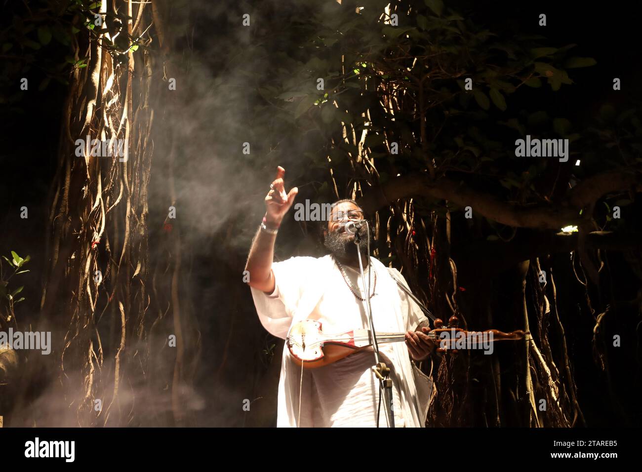 Sirajdikhan, Munshiganj, Bangladesh. 2 décembre 2023. En mémoire de Fakir Lalon Shah, les artistes Baul interprètent Lalangiti (chansons) lors de la réunion annuelle de discussion et de rassemblement des sadhus à Padmahem Dham à Sirajdikhan, Munshiganj. Lalon était un saint humanitaire. Il s'est éloigné de toutes sortes de différences raciales, y compris la religion, la caste et a donné à l'humanité la plus haute place. Il a composé toutes les chansons de son attitude non communautaire. Ce Bengali aux multiples talents est également connu sous les noms de Fakir Lalon, Lalon Sai, Lalon Shah, Mahatma Lalon etc Il est un saint faqir spirituel, humaniste, réformateur social et p Banque D'Images