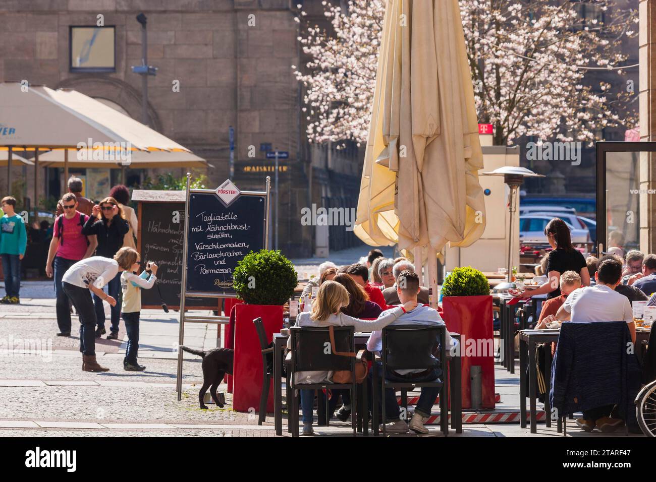 Café de rue dans la voie blanche Banque D'Images